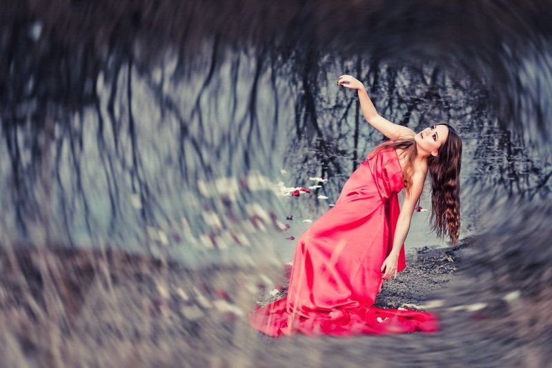 озеро, девушка, розы Cold feelings фото превью