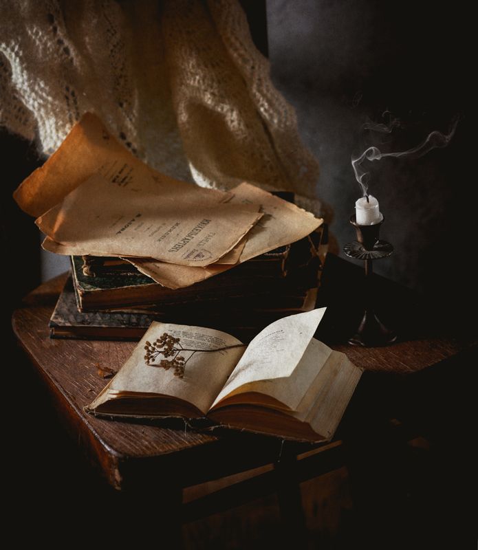 книги, свеча С книгами и платком на стуле фото превью