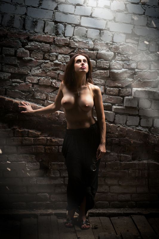 фото , цвет , девушка , гламур , ню , луч , чердак , платье На чердаке ... фото превью