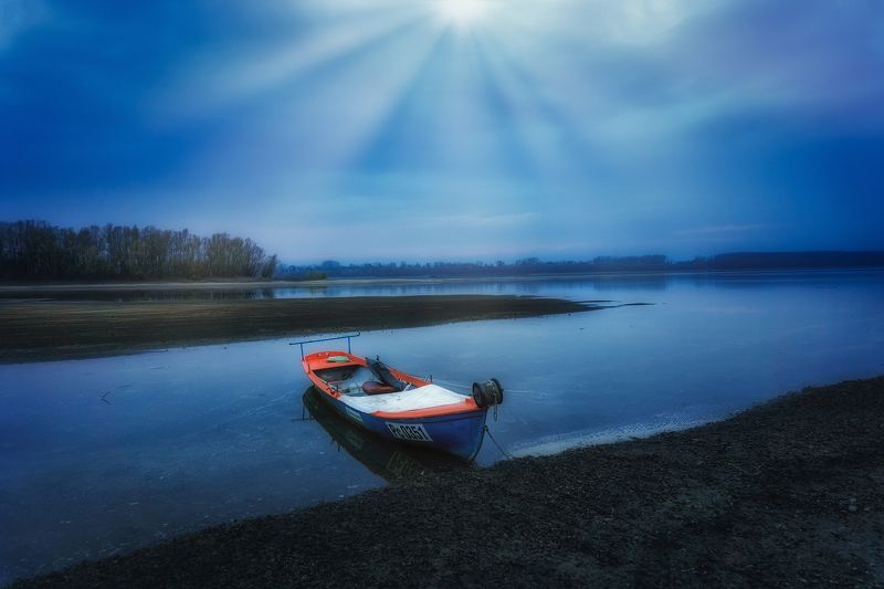 Синяя лодка фото превью