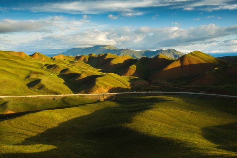 киргизия, кыргызстан, азия, горы, луг, скалы, пейзаж, лето, ущелье, джайлоо, пастбище, юрта, кочевник, туман, утро, рассвет Бархатные холмы фото превью