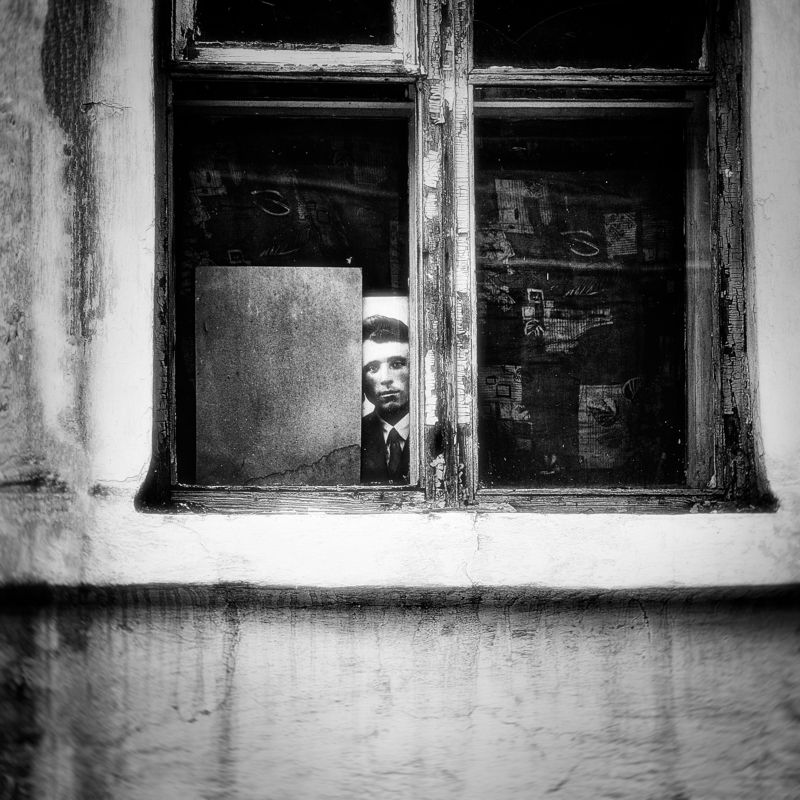 портрет, фотография, окно, черно -белое, рама, стена, фактура Взгляд с обратной стороны фото превью