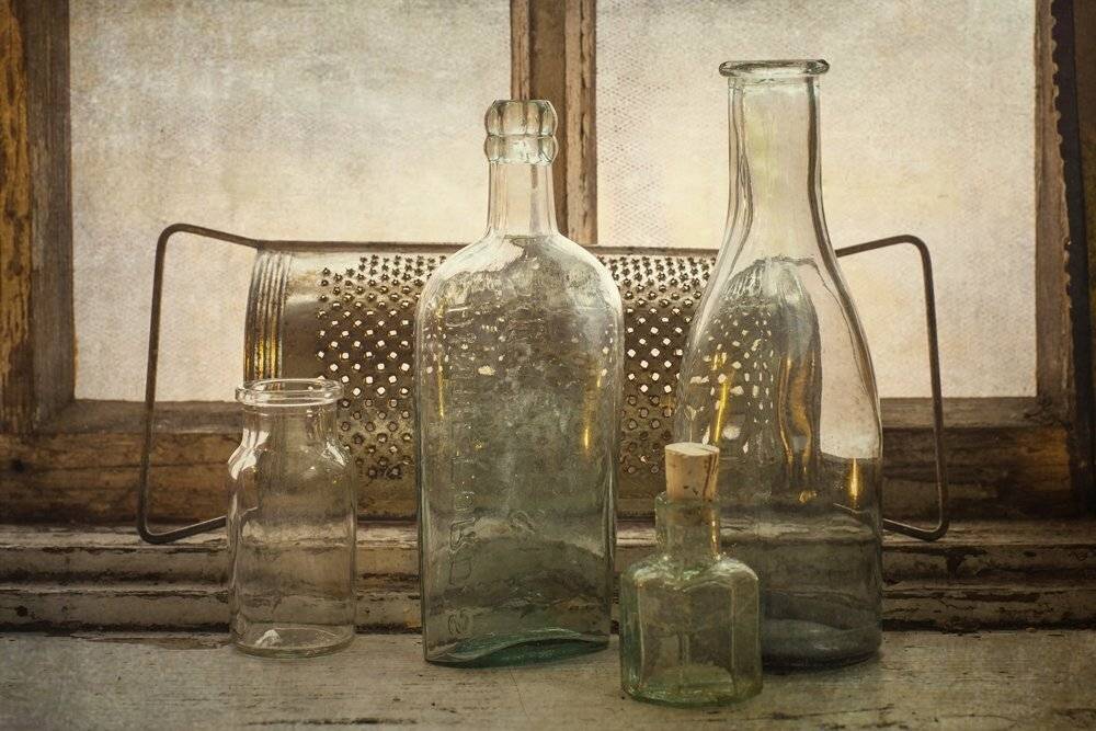 martwa natura z tarką i butelkami. Автор: Iwona , Iwona