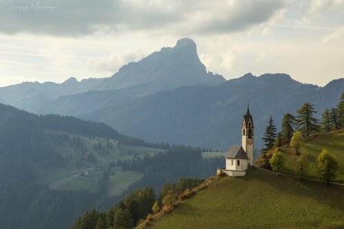 Chiesa Santa Barbara. Dolomites.