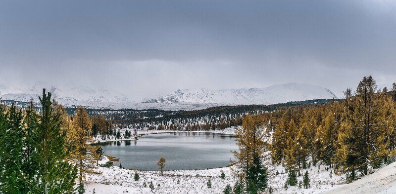 Озеро Киделю на Алтае, первый снег 