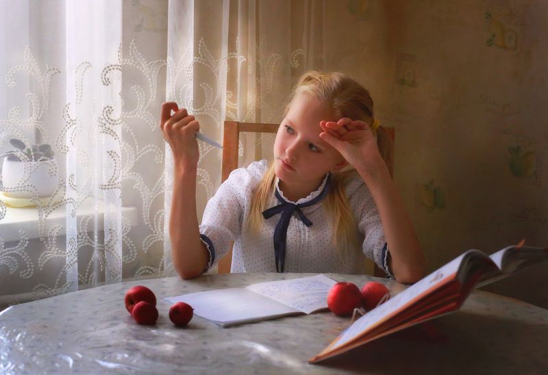 портрет, девочка, школа, уроки, лицо, руки, свет, цвет, жанр, истории из детства, красивая Истории из детства. Домашнее задание фото превью