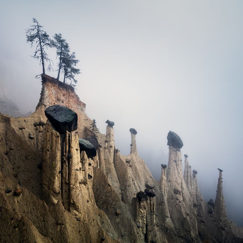 earth pyramids, fog, mist, italy, italia, europe, landscape, nature, mood, autumn, fall, rocks, hoodoos Silent Planet фото превью