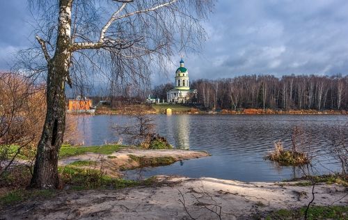 На берегу осеннего пруда