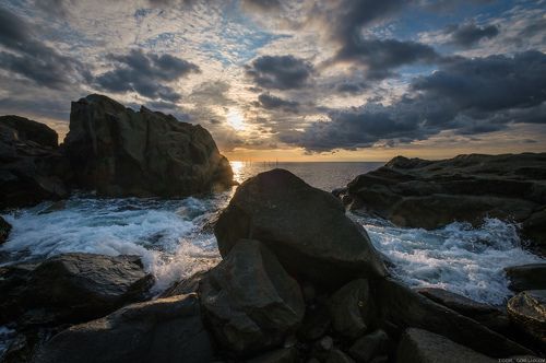 Утреннее море в скалах.
