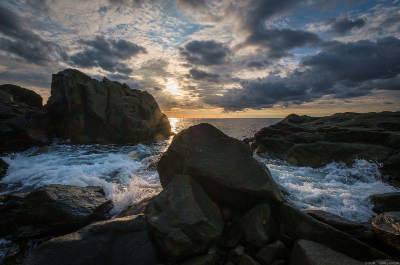море,крым,утро,камни,саклы,пейзаж,рассвет,волны,пена,облака,берег, Утреннее море в скалах. фото превью