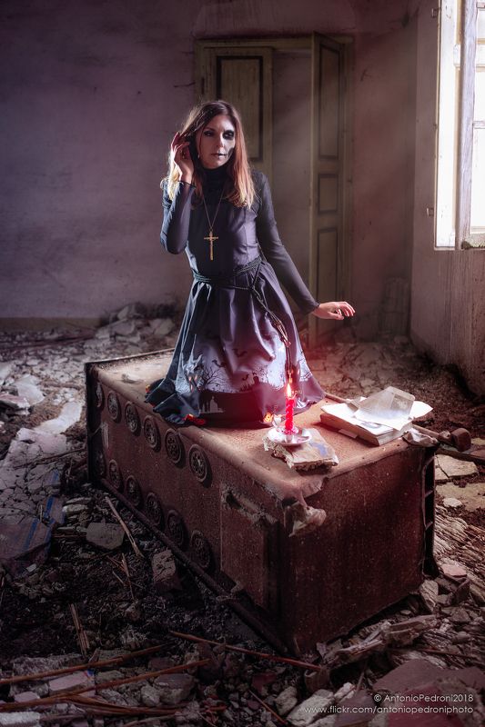 candle, book, window, light, model, modella, urbex, portrait, halloween questa insostenibile leggerezza dell\'essere фото превью