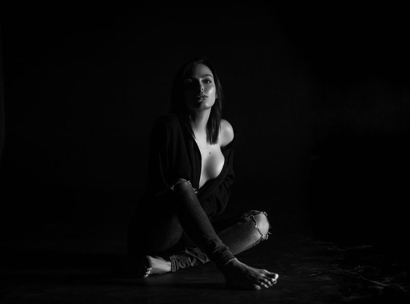 девушка,жанр,портрет,фотография,модель,арт,portrait,photography, middle,nature,soul,свет,girl,canon 85 mm, woman,monochome,ню,гламур  фото превью