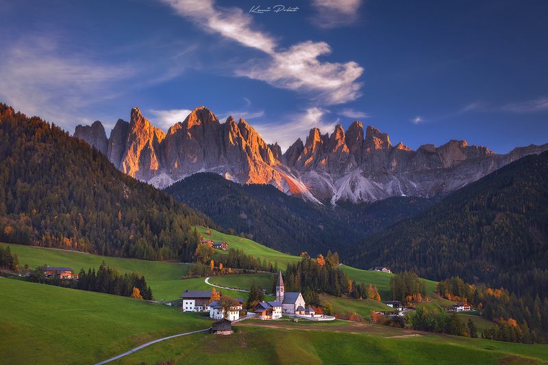 Santa Magdalena during sunset фото превью