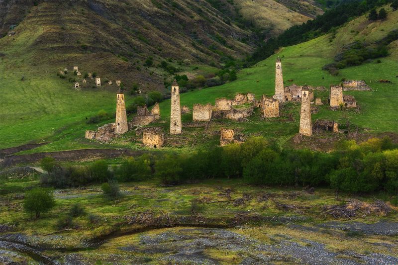 природа, пейзаж, кавказ, горы, весна, вечер, панорама, крепость Боевые башни средневековья фото превью