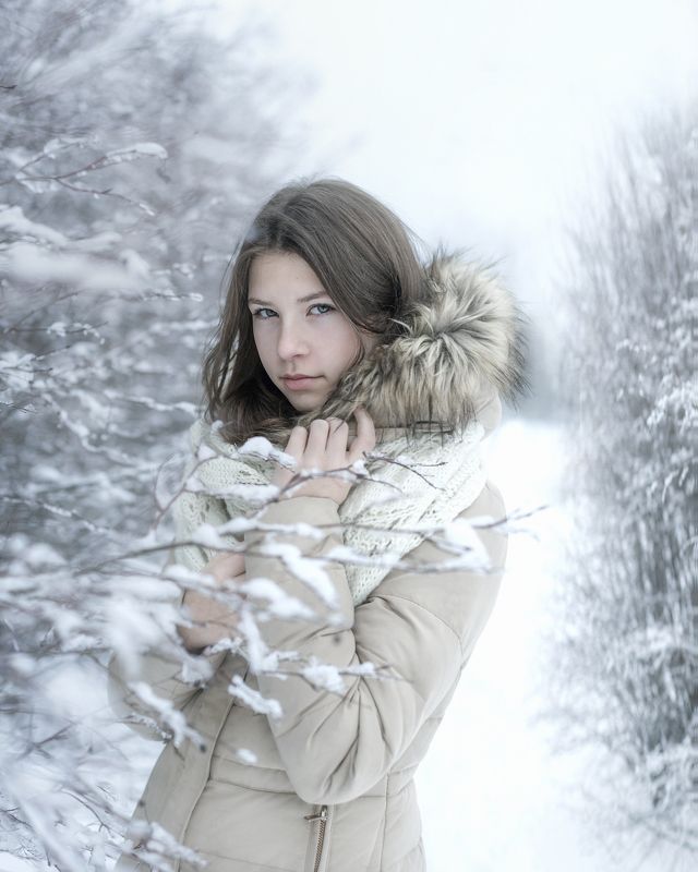 портрет , взгляд ,красивая девушка , цвет ,волосы , красивые губы ,нежность , таинственность . арт  фото превью
