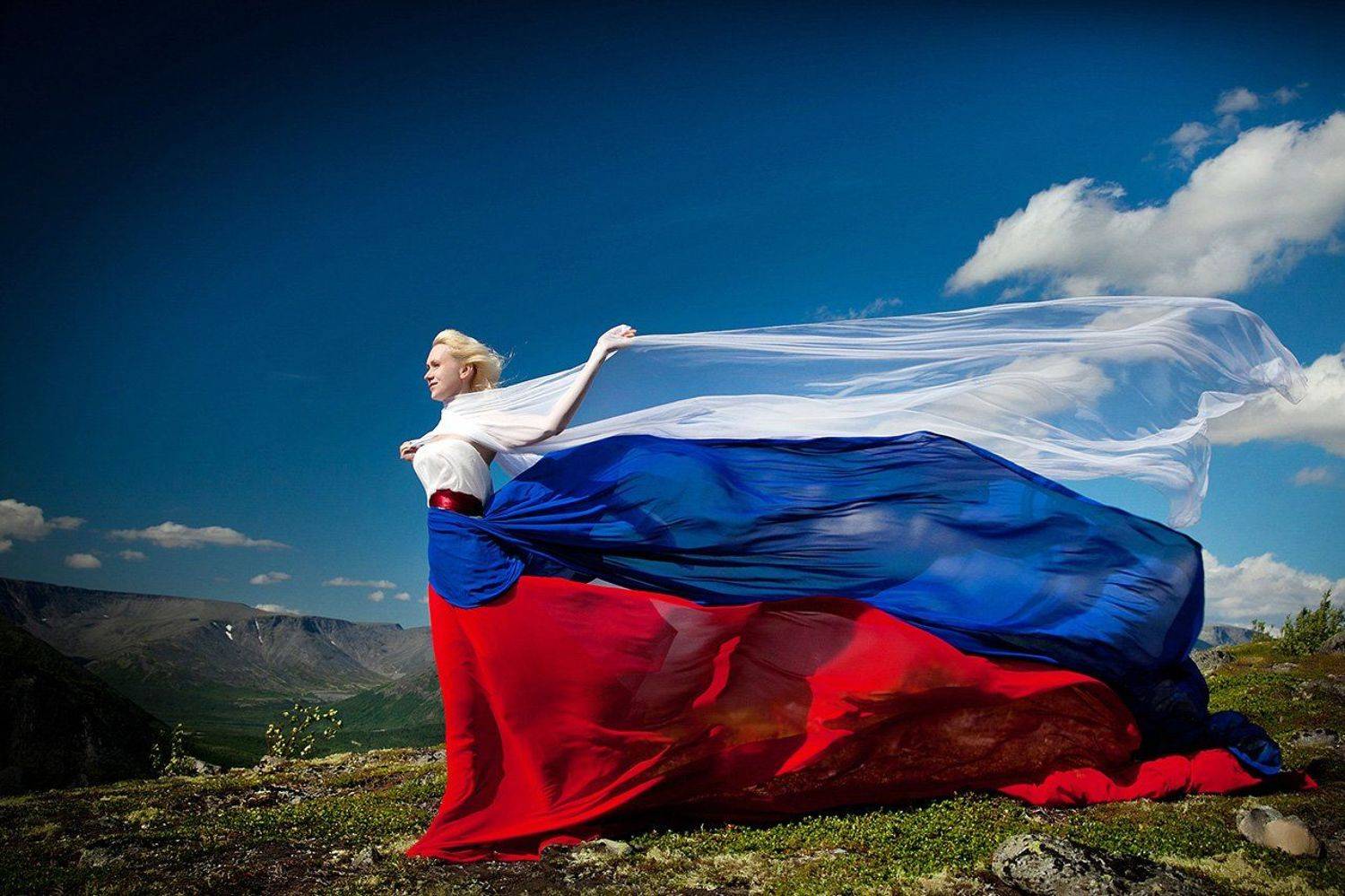гора девушка Россия флаг, Валентин Жиганов