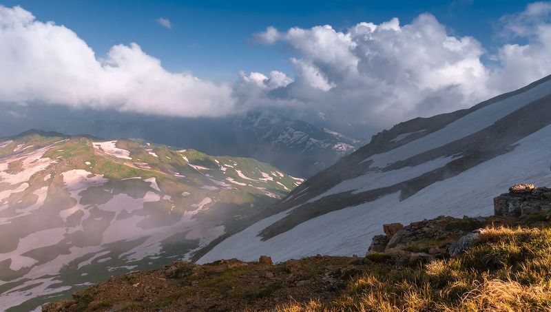 Облака на хребтах фото превью