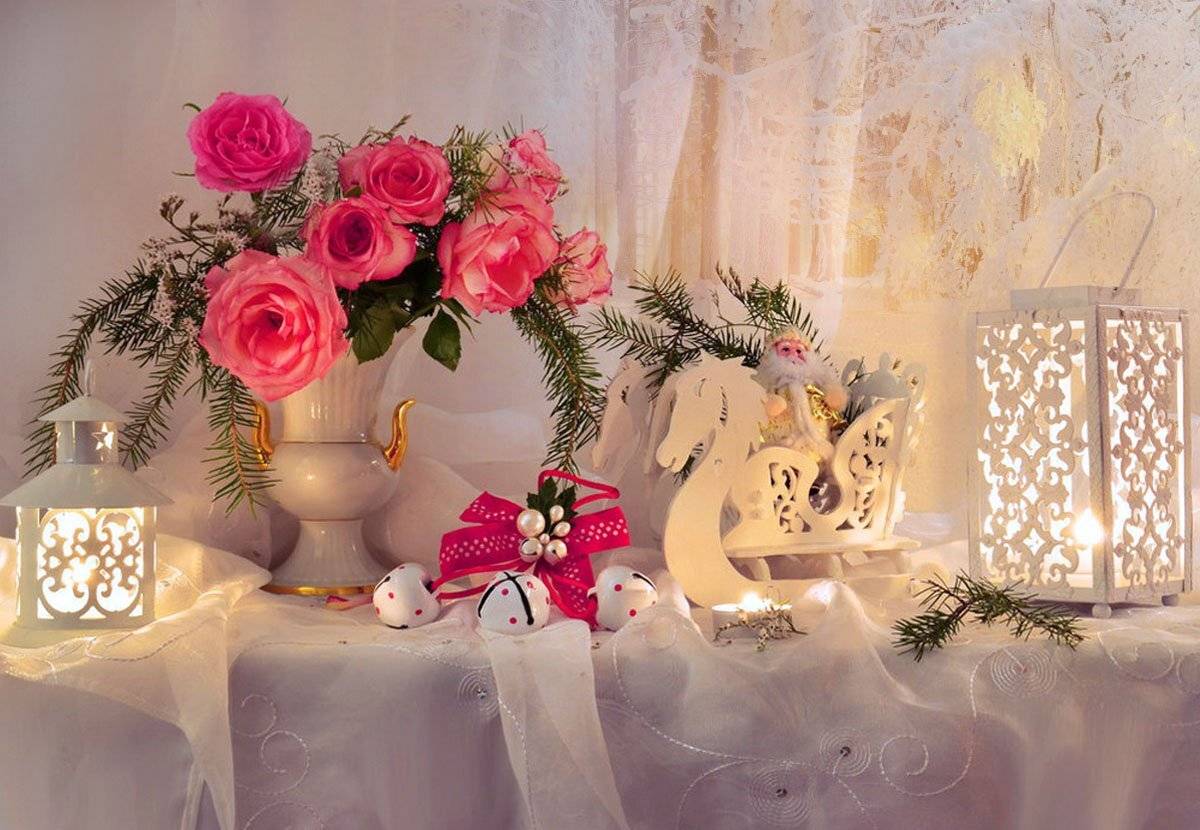 still life,натюрморт,цветы, фото натюрморт, свечи, сани, розы, подсвечники, окно, новый год, зима, ёлка, декабрь, дед мороз, вечер, бубенцы, Колова Валентина