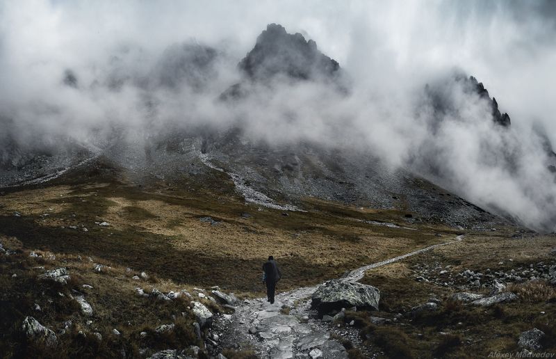 Словакия,  mountains, Татры, Slovakia, VysokéTatry, Tatry, tatrywysokie, hightatras, tatrymountains	 Под скалами нависающими фото превью