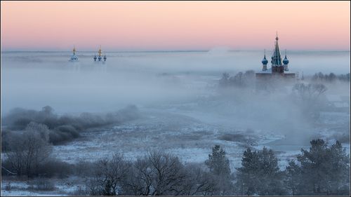 Пеленой густой туман ложился