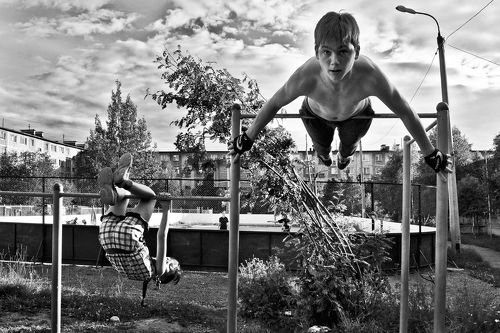 Турник во дворе. 2012