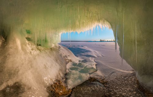 Ледяная пещера на Ладоге