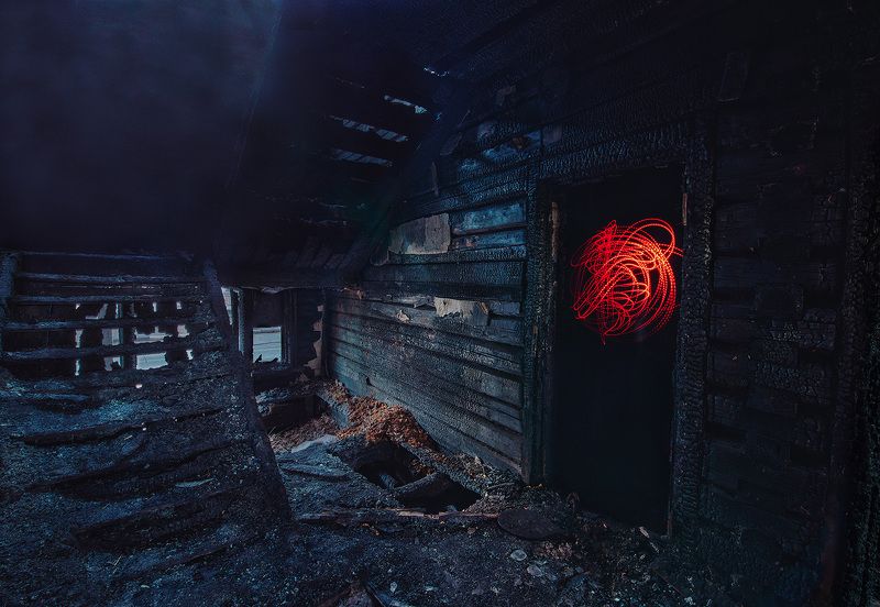 Призраки дыма и огня среди обугленных стен фото превью