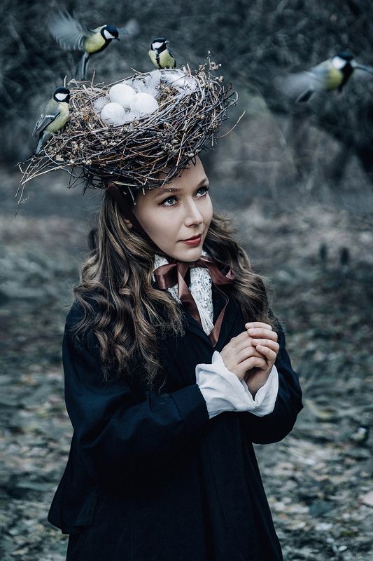 портрет, девушка, модель, парк, картина, гнездо, классика, сюр, синица, птица, шляпа, яйцо Гнездо. фото превью