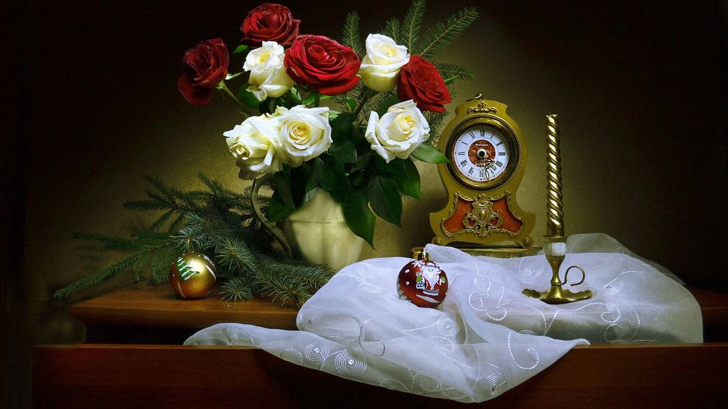 still life,натюрморт,декабрь, зима, подсвечник, праздник, предвкушение, розы, свеча, скоро новый год, цветы, часы, ёлка, ёлочные игрушки, Колова Валентина