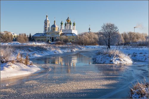 На хрупком льду играет солнце