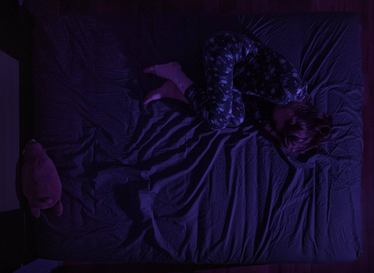 girl, at home, sad, sadness, sorrow, purple, night, pajamas, toy, moscow, Роман Филиппов