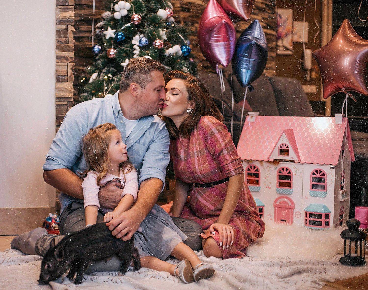 семья,любовь,поцелуй,ребенок,минипиг,новогодняя,уют,домашняя, Светлана