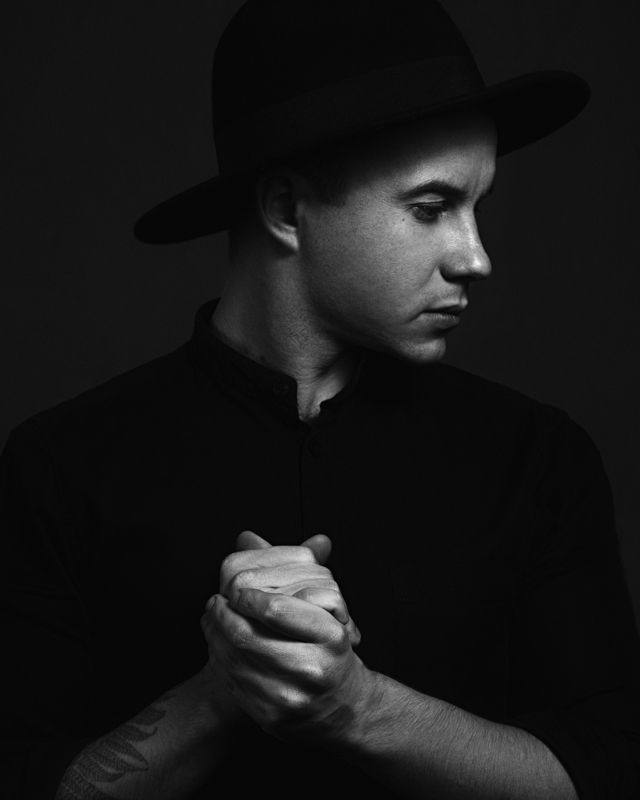 Автопортрет фото превью