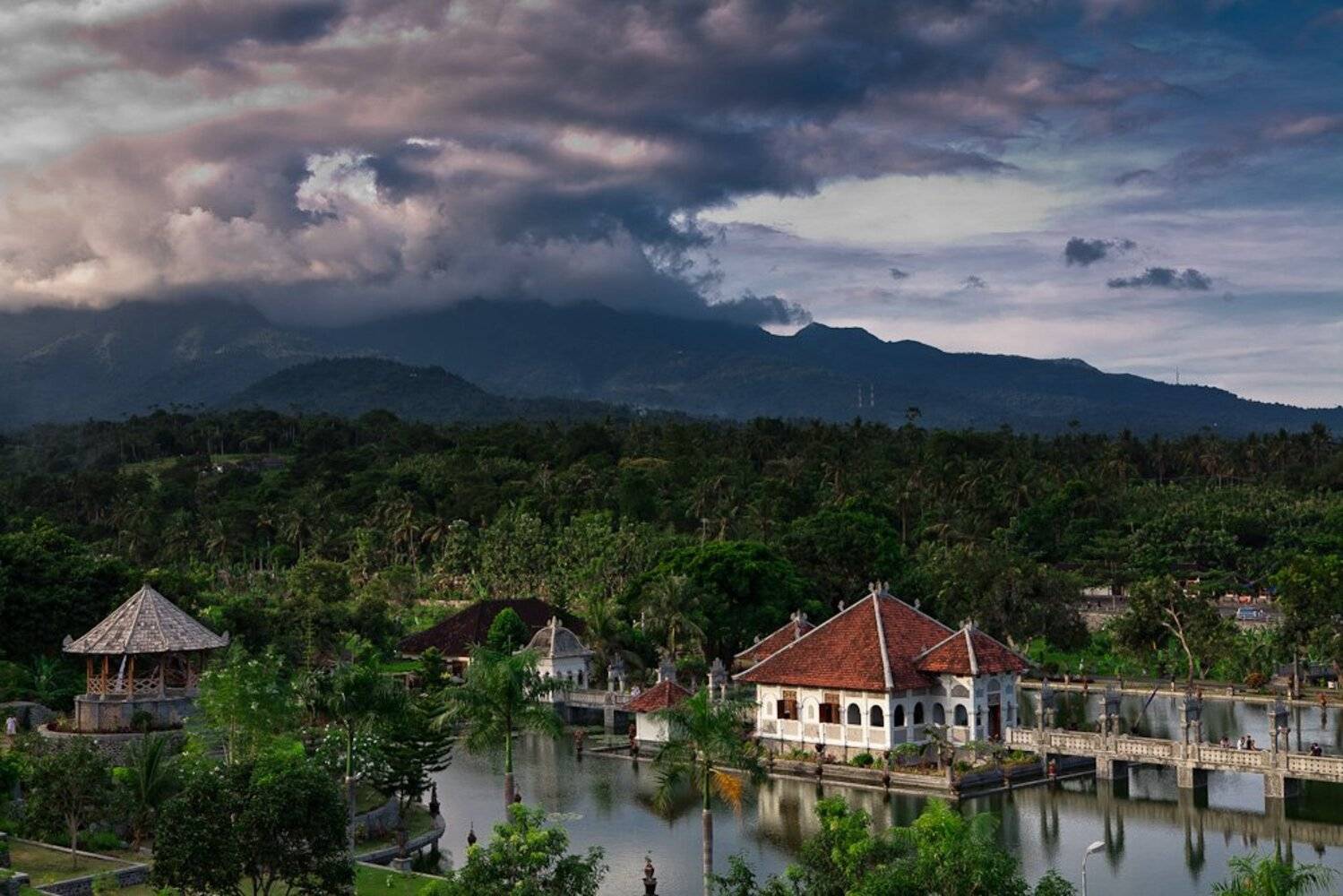 бали, Кирилл