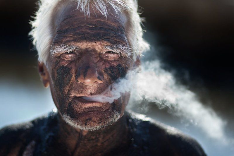 mud bath, smoke, old man, wrinkles, salt mine near sea Mud baths фото превью