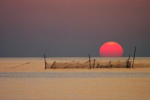Солнце за море заходит