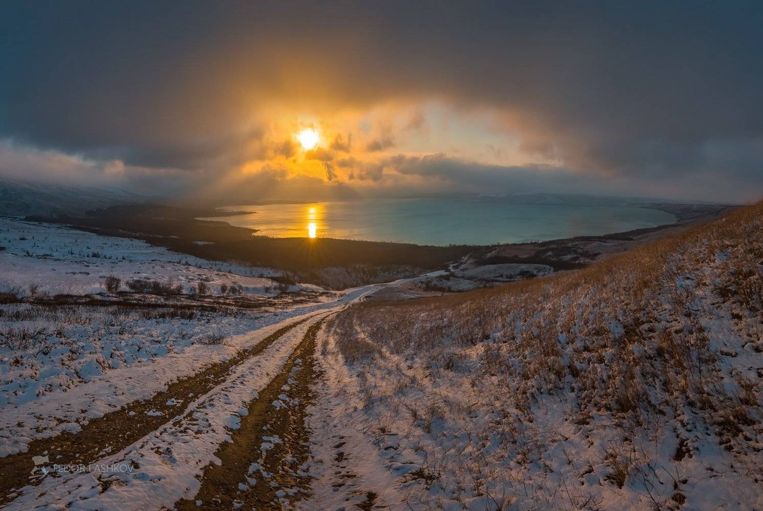 Ставропольский край, фотоальбом, Ставрополье, зима, Ставропольская возвышенность, снег, закат, солнце, тучи, озеро, Сенгилеевское, водохранилище, степь, трава, дорога, , Лашков Фёдор