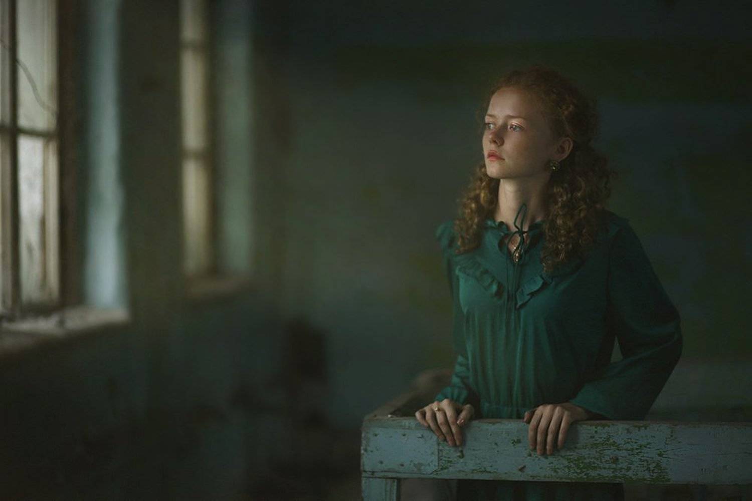 девушка, портрет, свет, цвет, лицо, руки, глаза, волосы, модель, красивая, окно, жанр, Постонен Екатерина