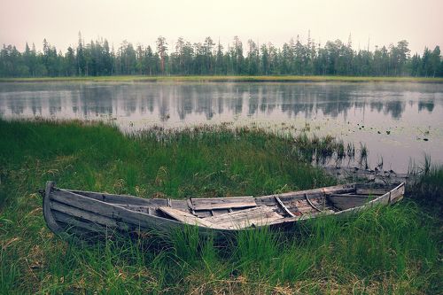 Река Охта. Старая лодка