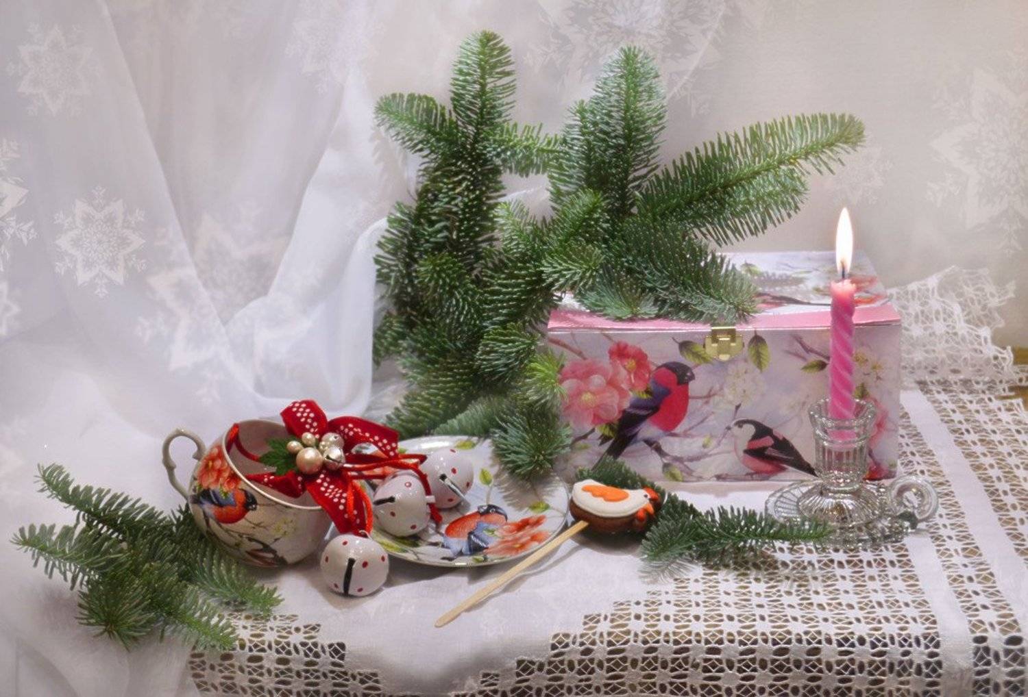 still life,натюрморт,фото натюрморт, зима, декабрь, бубенцы, игрушки, свеча, подсвечник, фарфор, настроение, поздравление, Колова Валентина