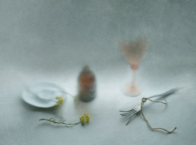 С желтой травой фото превью