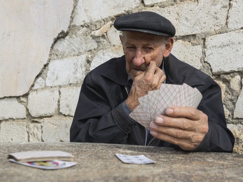 портрет, лицо, взгляд, эмоция, жест, старик, мужчина, люди, человек, игра, карты, досуг, село, деревня, путешествие, снг, армения, нагорный карабах, арцах, тох, тог, туг Решающий ход фото превью