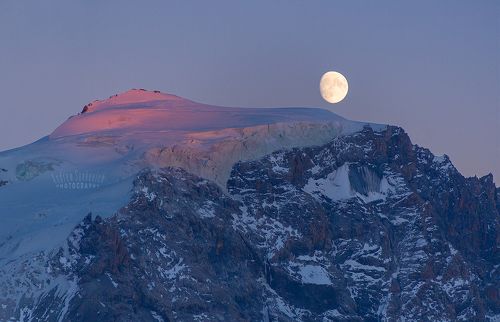 Восход Луны над ледяной вершиной