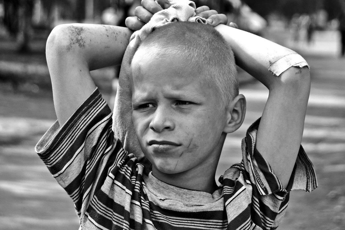 футбол, двор, мальчишка, портрет, глаза, взгляд, чб, апатиты, Николай Смоляк