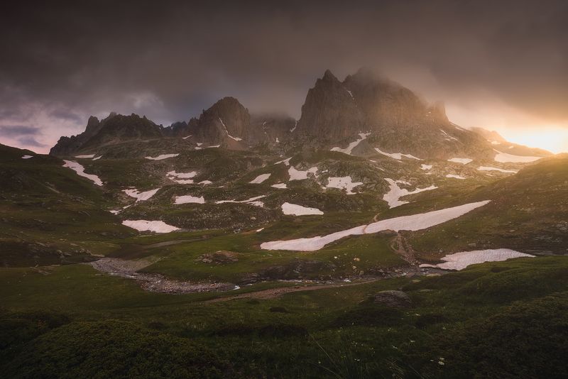 #france, #mountains, #sunrise, #alps, #travel, #sky, #valley, #tourism, #landscape, #национальный, #парк, #пейзаж, #пейзажная, #фотография, #красивое, #небо, #горы, #путешествие, #туризм, #отдых, #закат, #франция, #альпы Далеко в горах фото превью