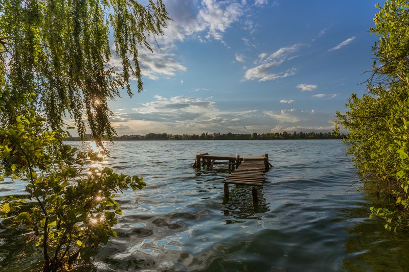 озеро, лето, вечер, закат, вода, мосток Ветер лениво иву колышет... фото превью