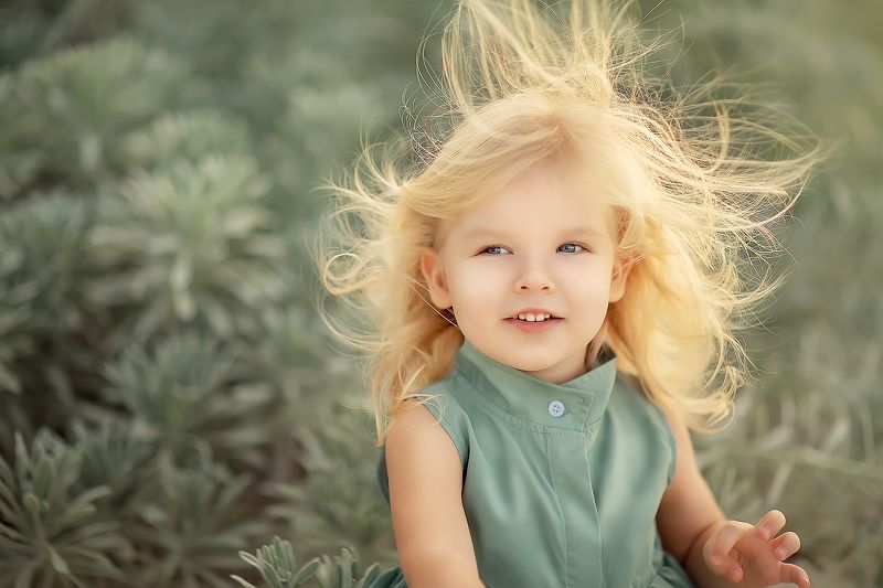 девочка ветер закат Ветер в волосах фото превью