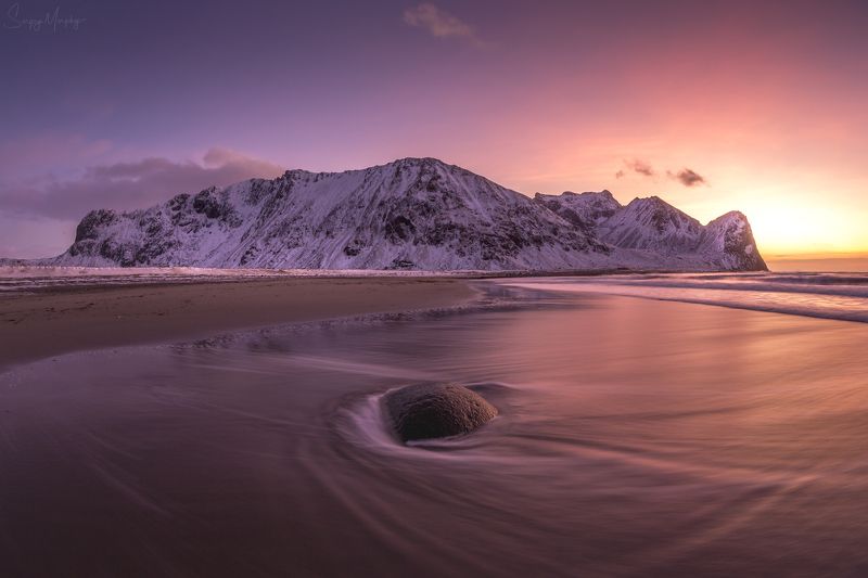 sunrise. norway. Almost symmetrical. Sunrise. Norway. фото превью