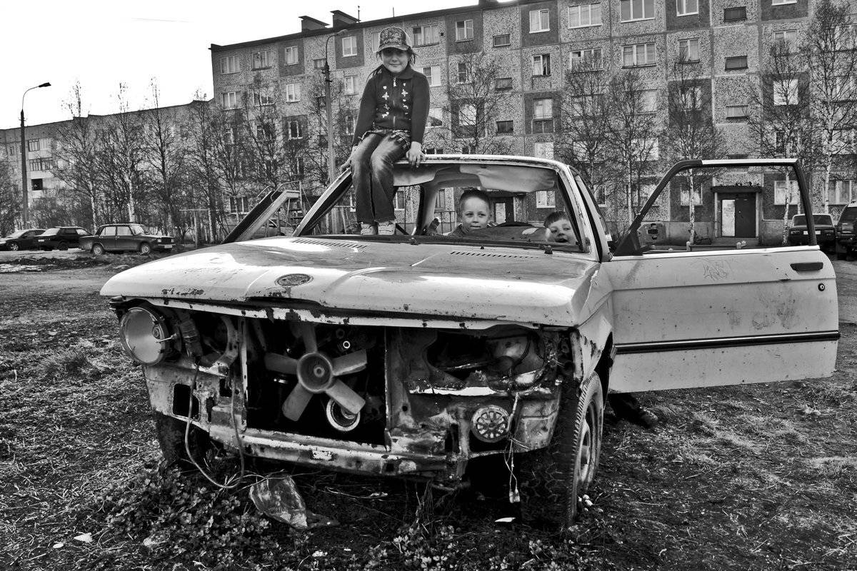 дети, детвора, двор, автомобиль, чб, апатиты, Николай Смоляк