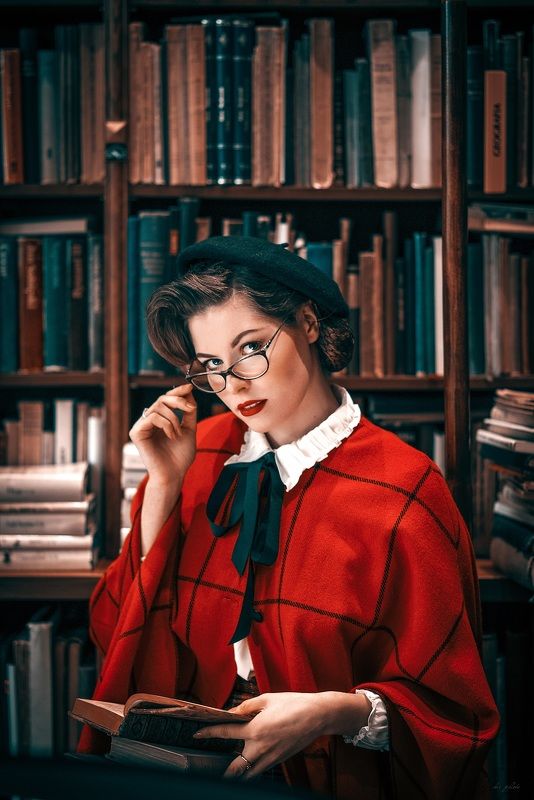 woman portrait retro library Library фото превью